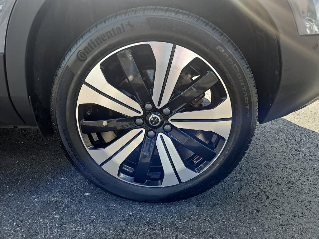 2023 Volvo XC40 view 28