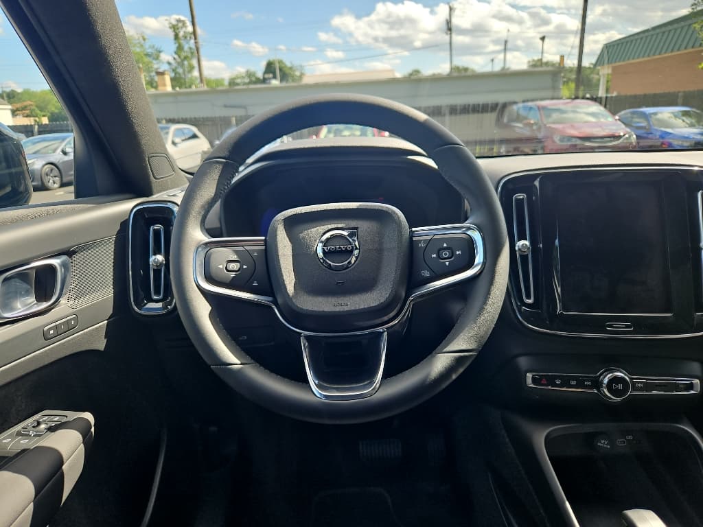 2023 Volvo XC40 view 9