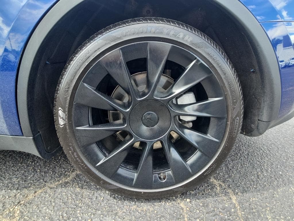 2023 Tesla Model Y view 25