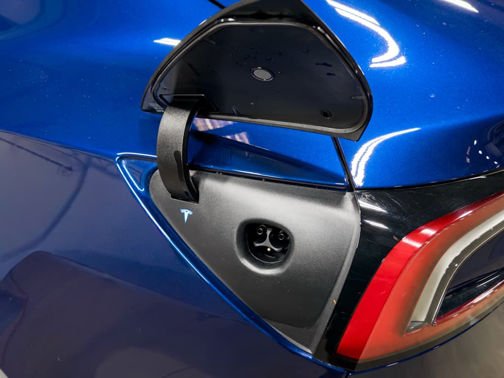2025 Tesla Model 3 view 5