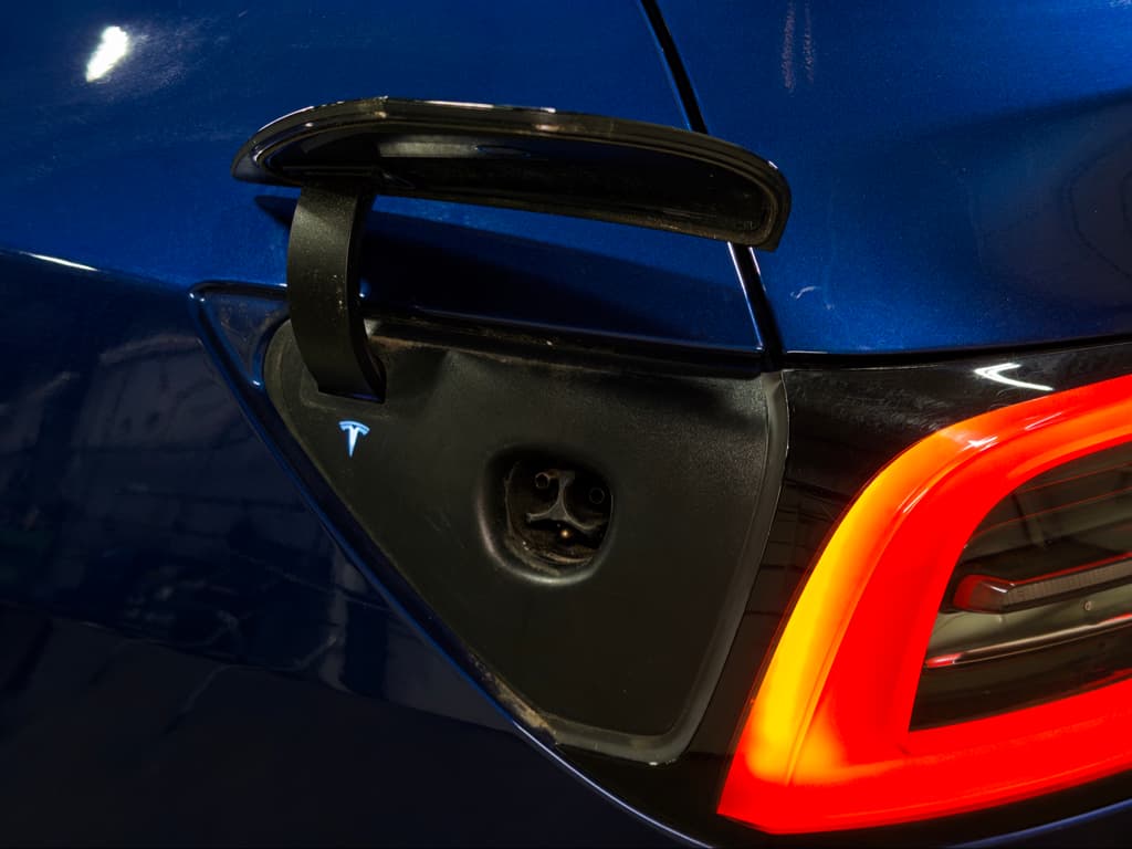 2023 Tesla Model Y view 5
