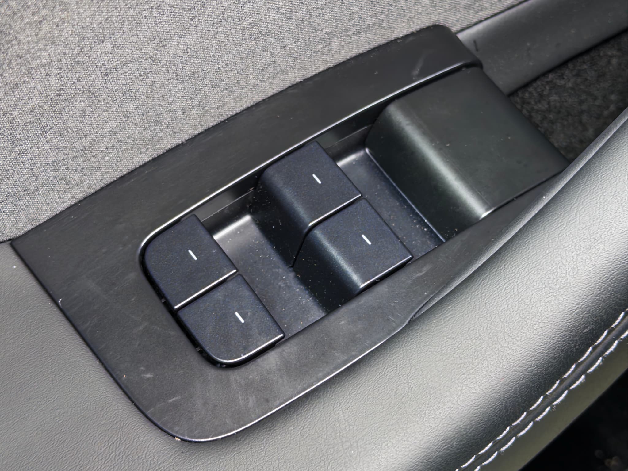 2025 Tesla Model 3 view 7