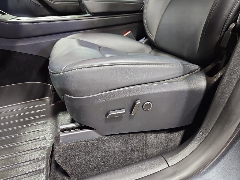 2024 Tesla Model Y view 6