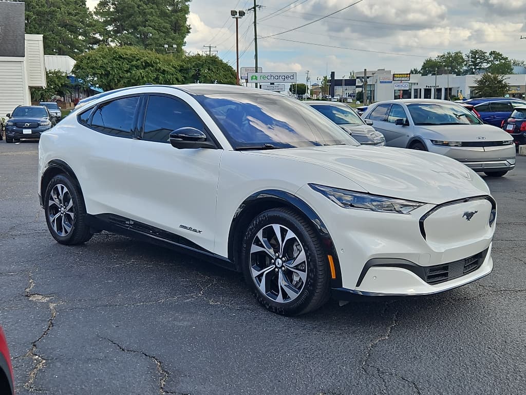 2021 Ford Mustang Mach-E view 4