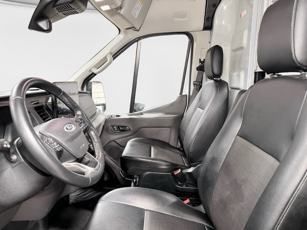 2022 Ford E-Transit view 17