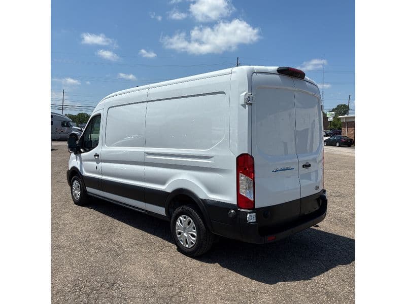 2022 Ford E-Transit view 4
