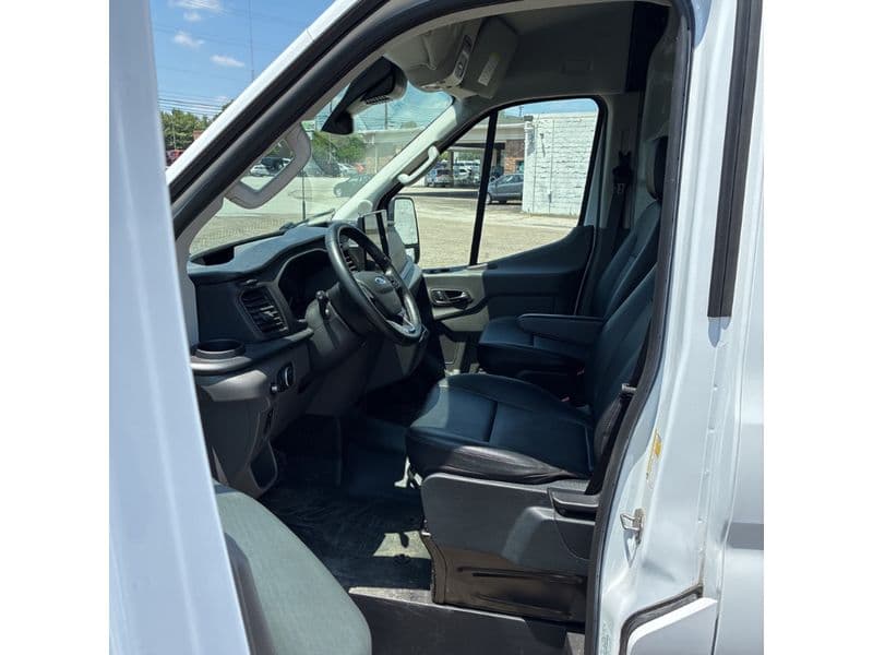 2022 Ford E-Transit view 5