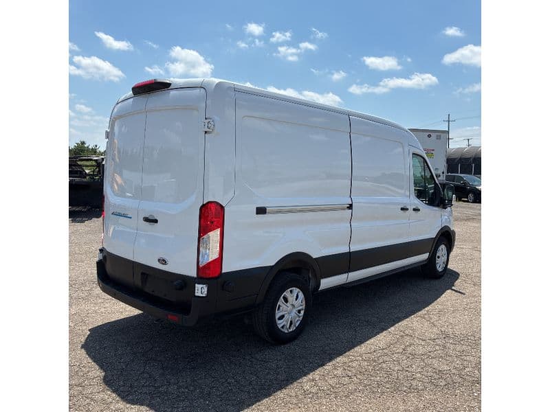 2022 Ford E-Transit view 3