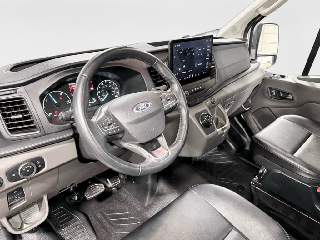 2022 Ford E-Transit view 18