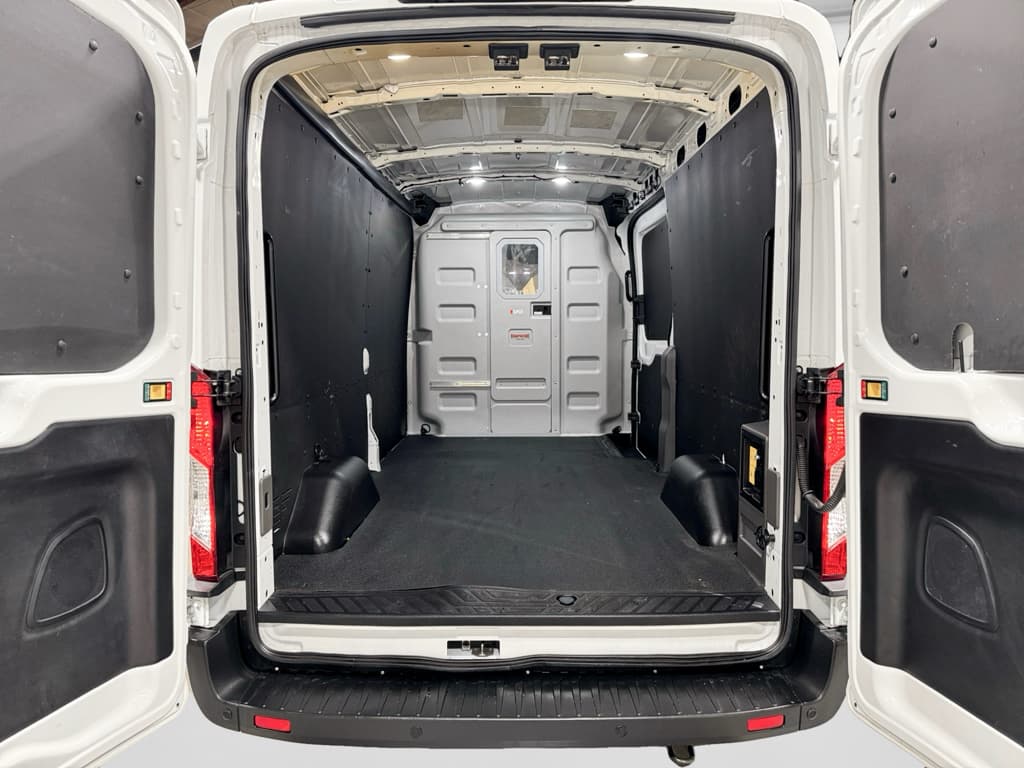 2022 Ford E-Transit view 22