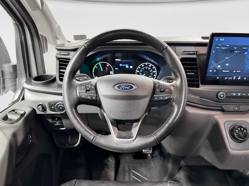 2022 Ford E-Transit view 8