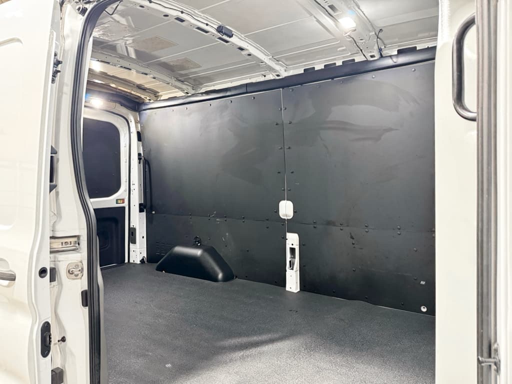 2022 Ford E-Transit view 20