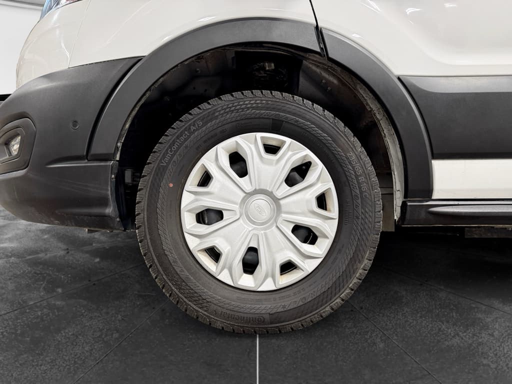 2022 Ford E-Transit view 26