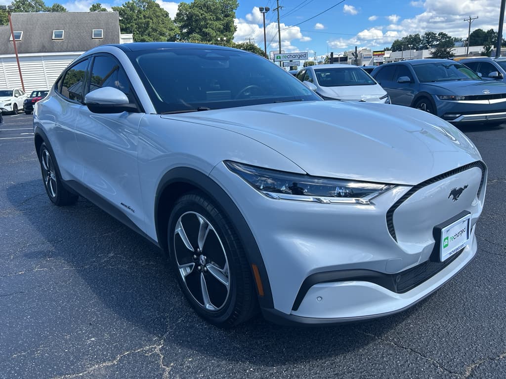 2021 Ford Mustang Mach-E view 4