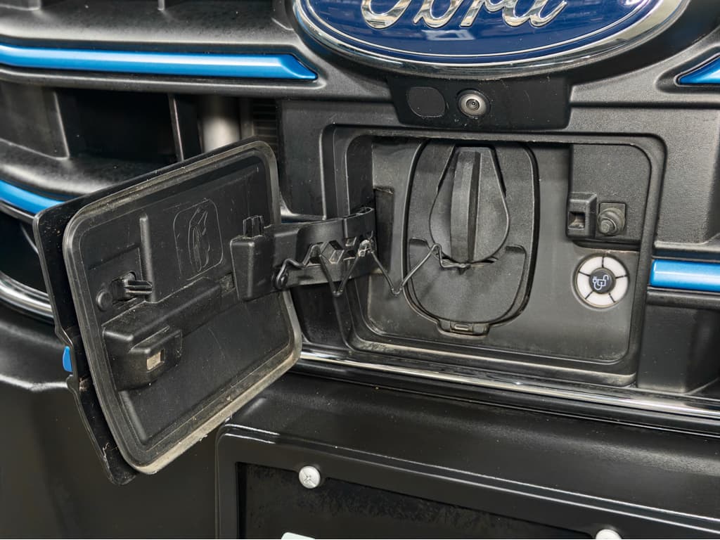 2022 Ford E-Transit view 5