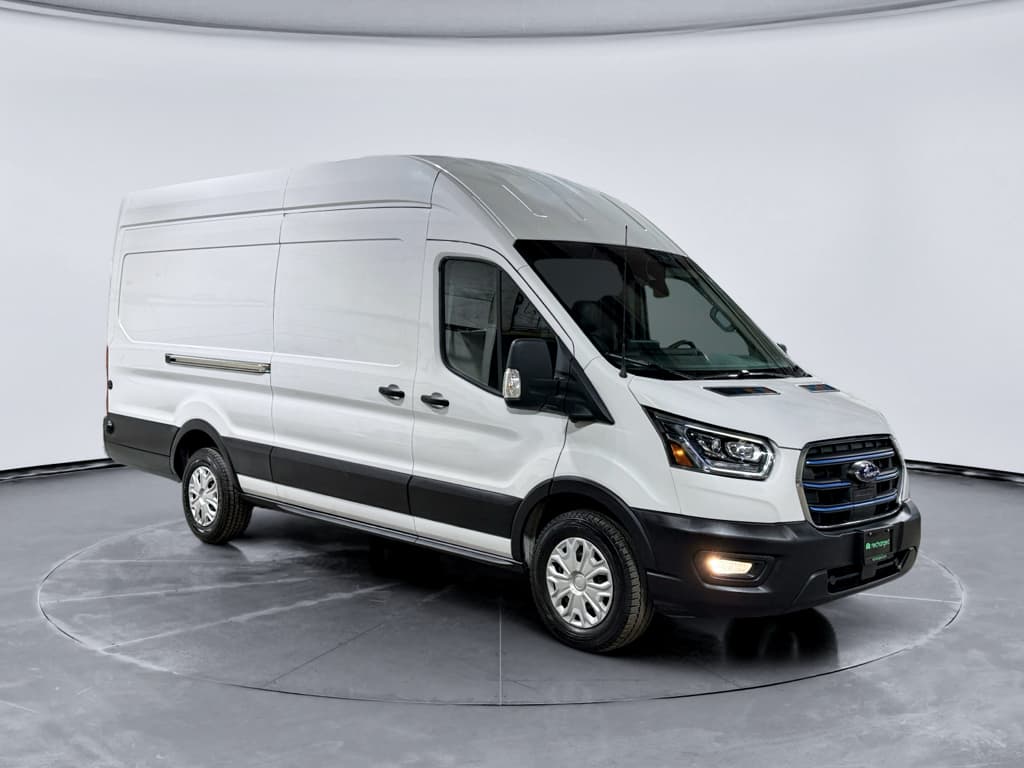 2022 Ford E-Transit view 4