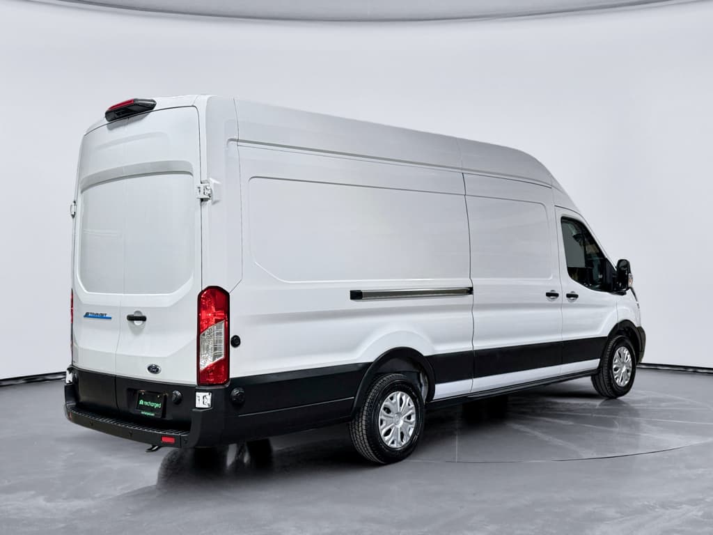 2022 Ford E-Transit view 3