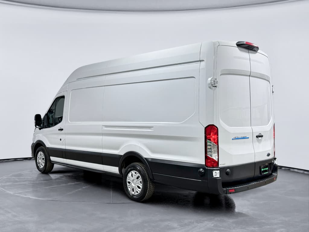2022 Ford E-Transit view 2