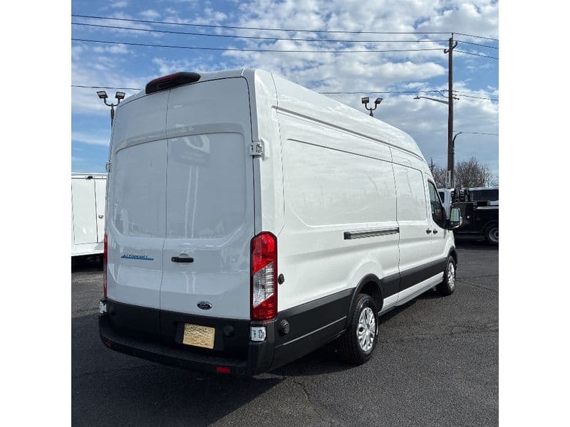 2022 Ford E-Transit view 3