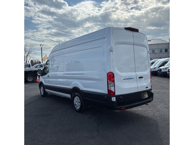 2022 Ford E-Transit view 4
