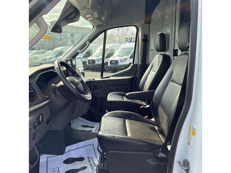 2022 Ford E-Transit view 5