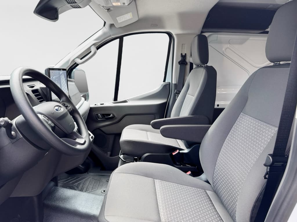 2024 Ford E-Transit view 18
