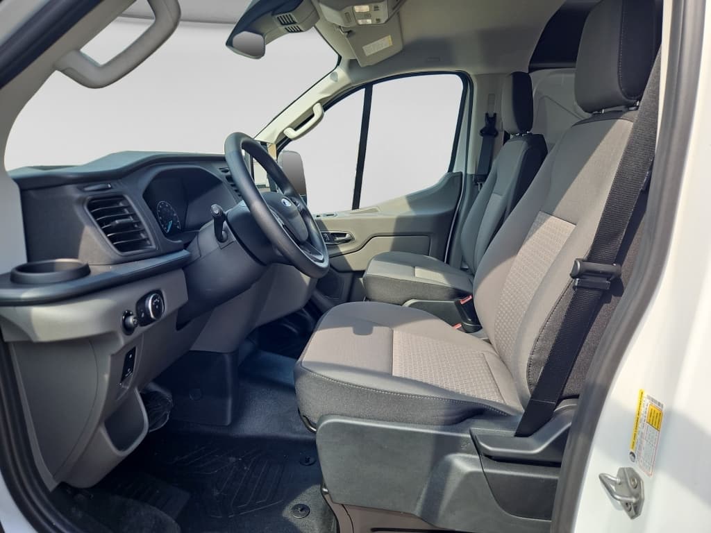 2024 Ford E-Transit view 18