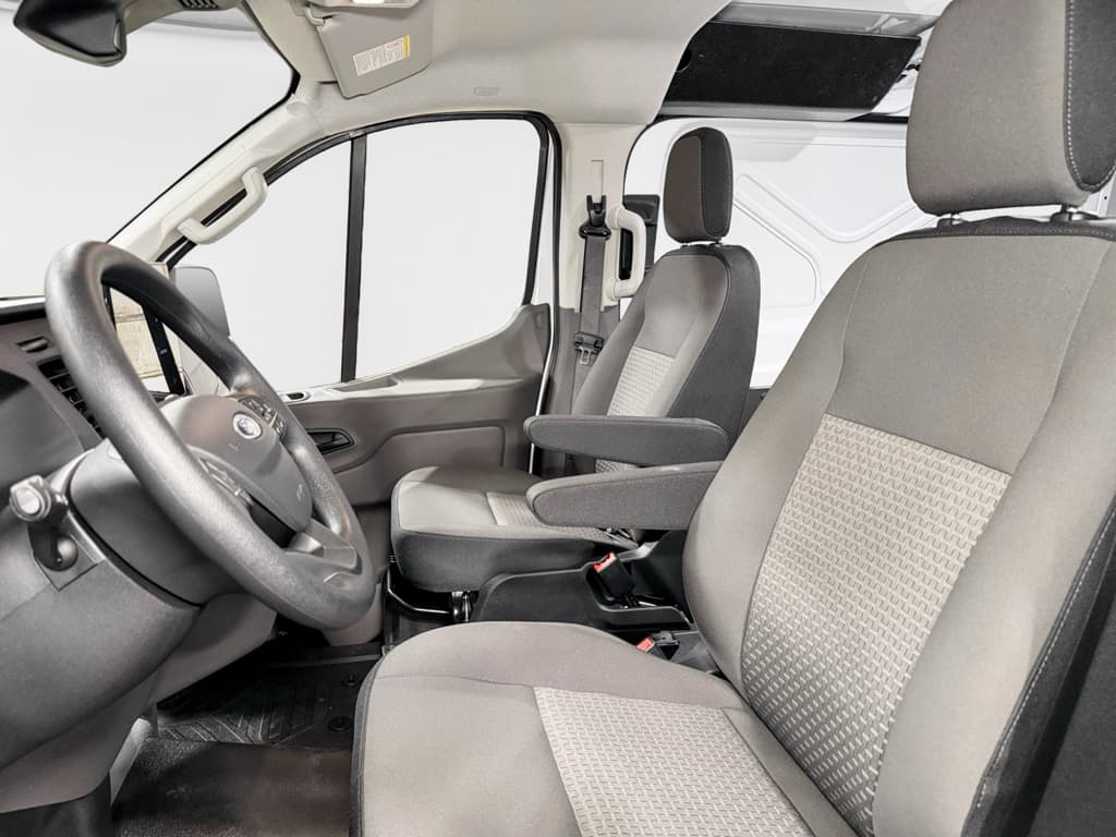 2024 Ford E-Transit view 18