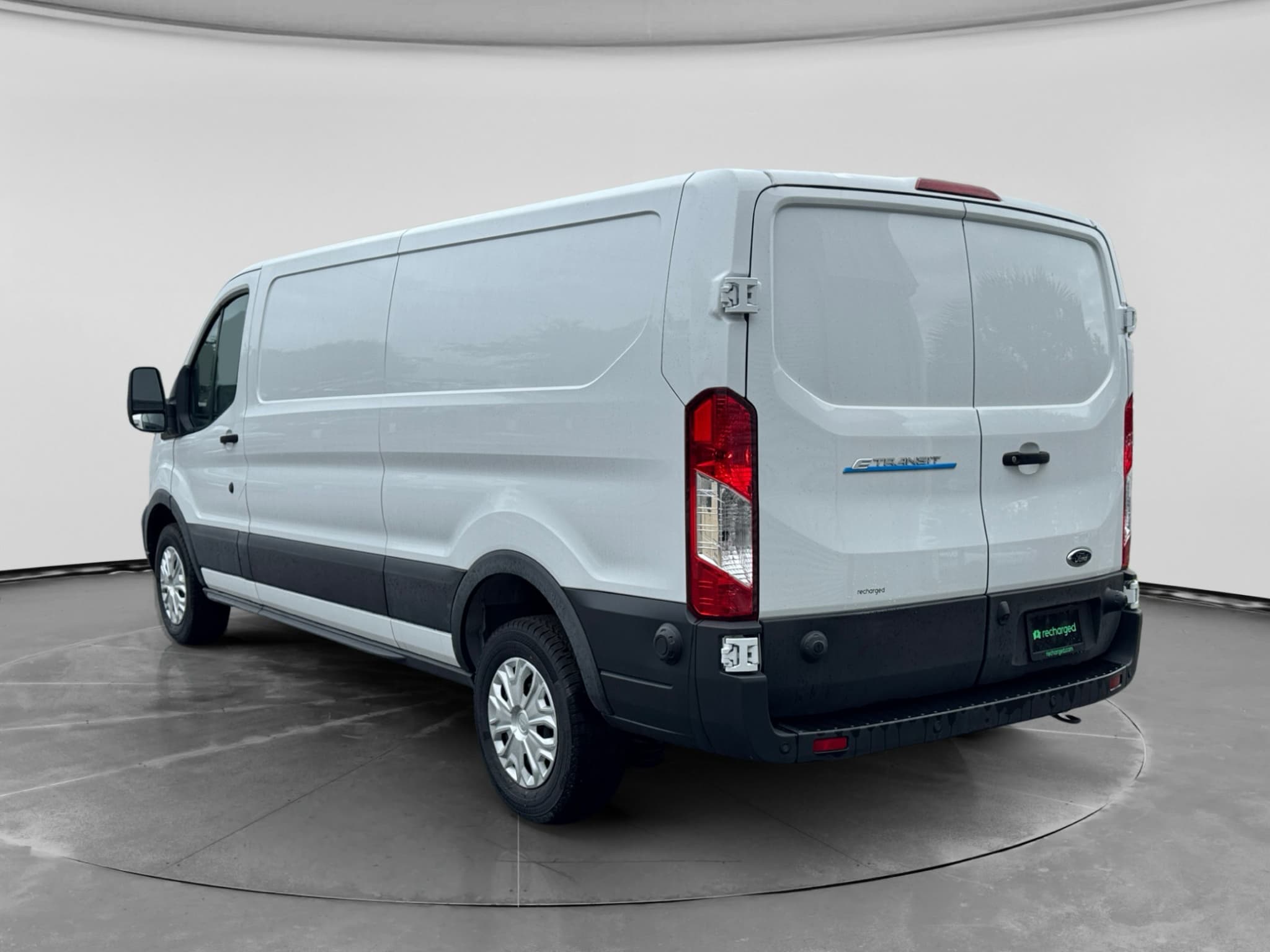 2024 Ford E-Transit view 3