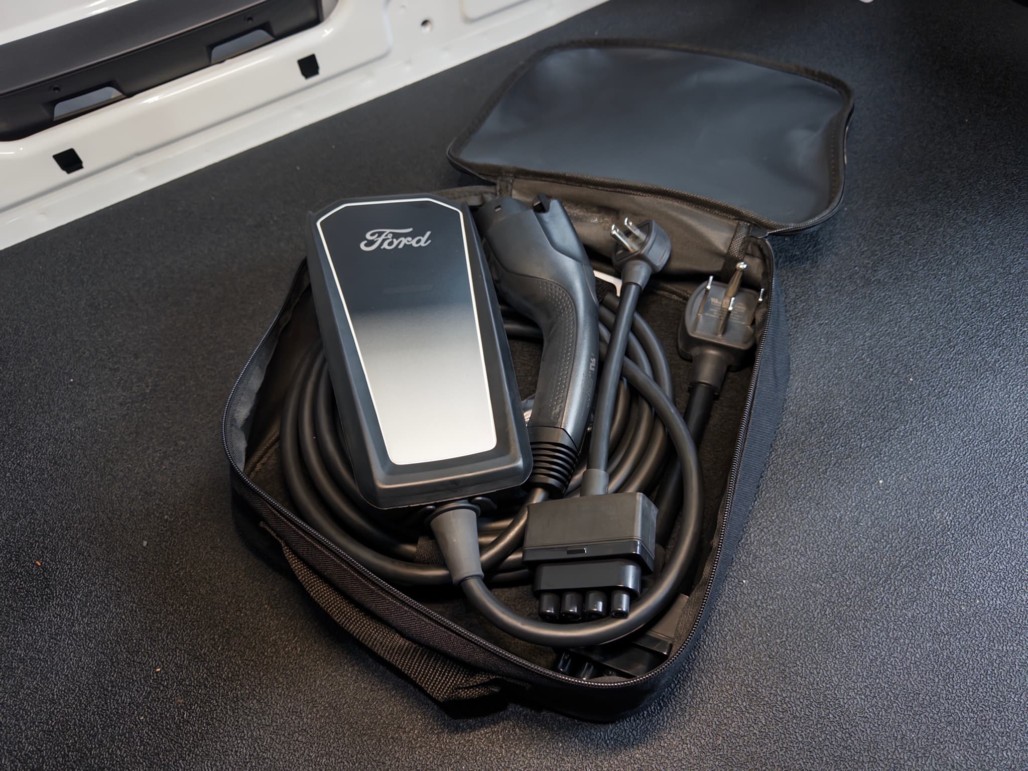 2024 Ford E-Transit view 6