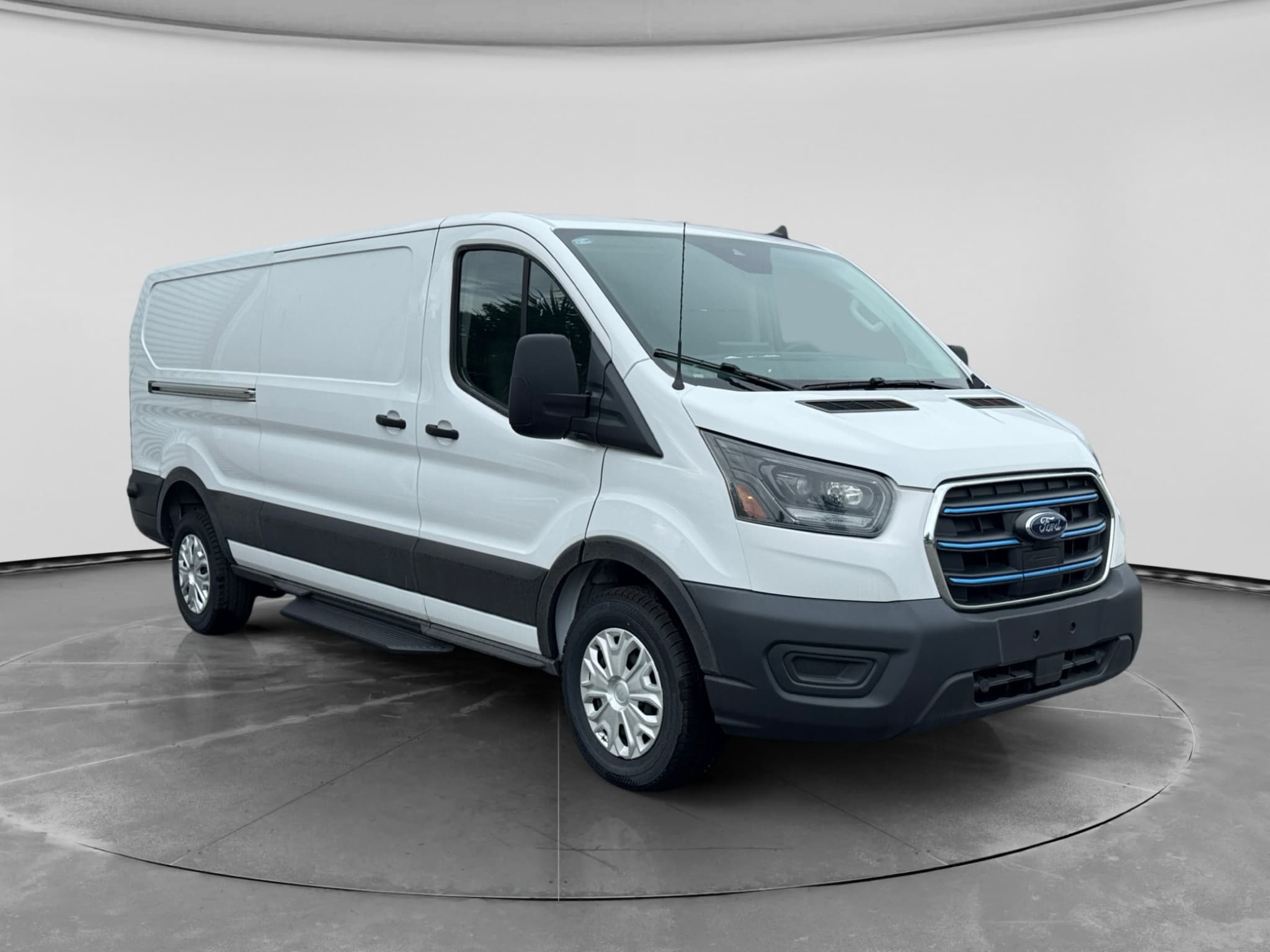 2024 Ford E-Transit view 4