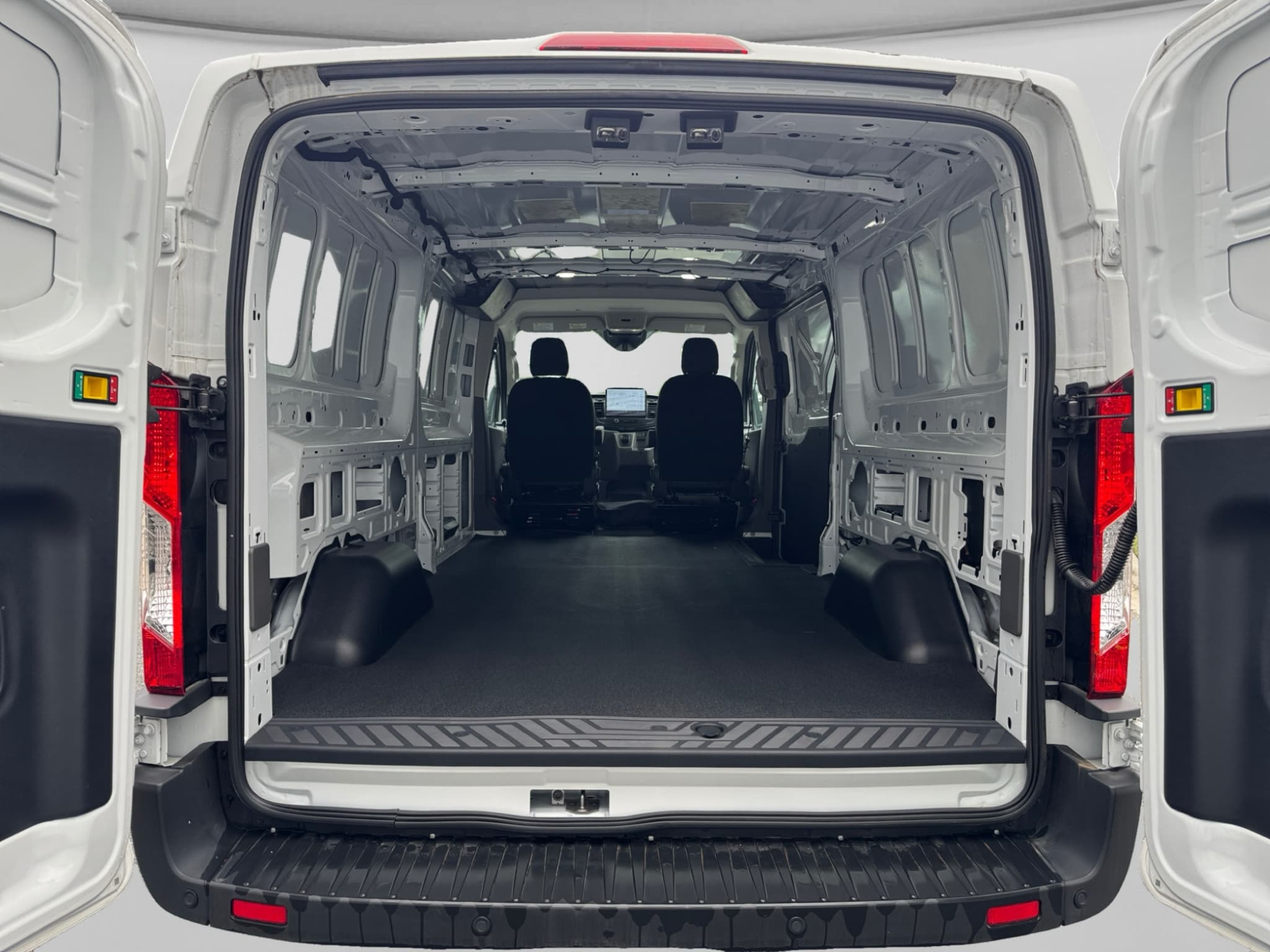 2024 Ford E-Transit view 21