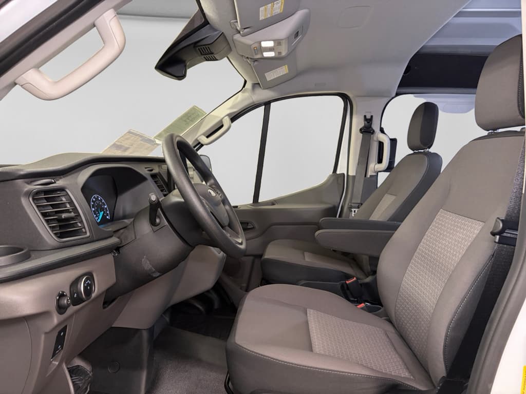 2024 Ford E-Transit view 19