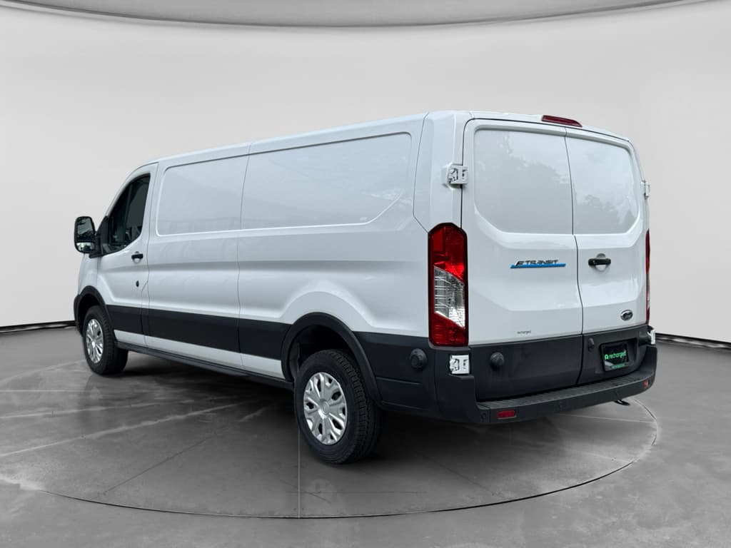 2024 Ford E-Transit view 3