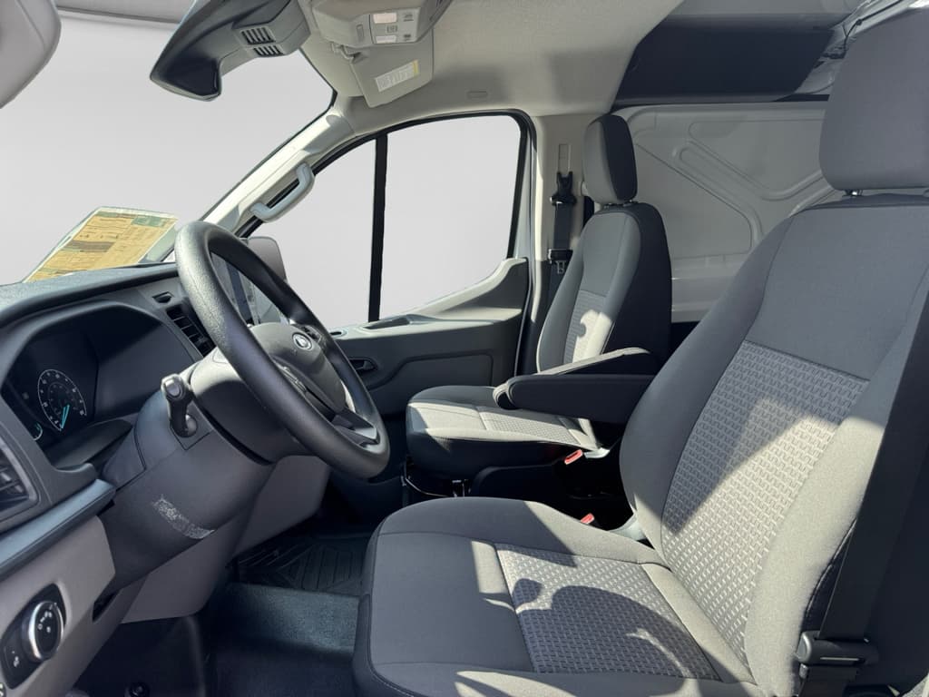 2024 Ford E-Transit view 18