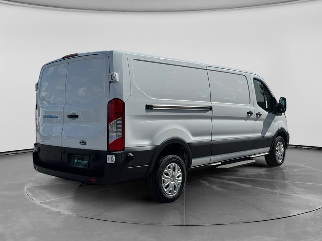 2024 Ford E-Transit view 3