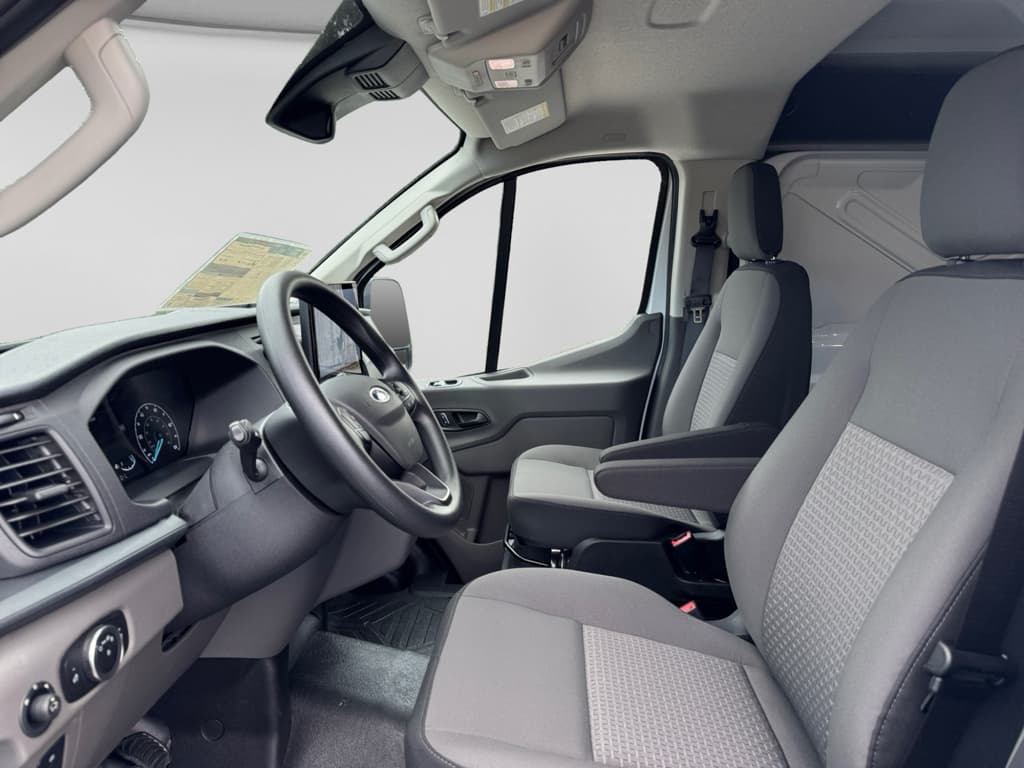 2024 Ford E-Transit view 18