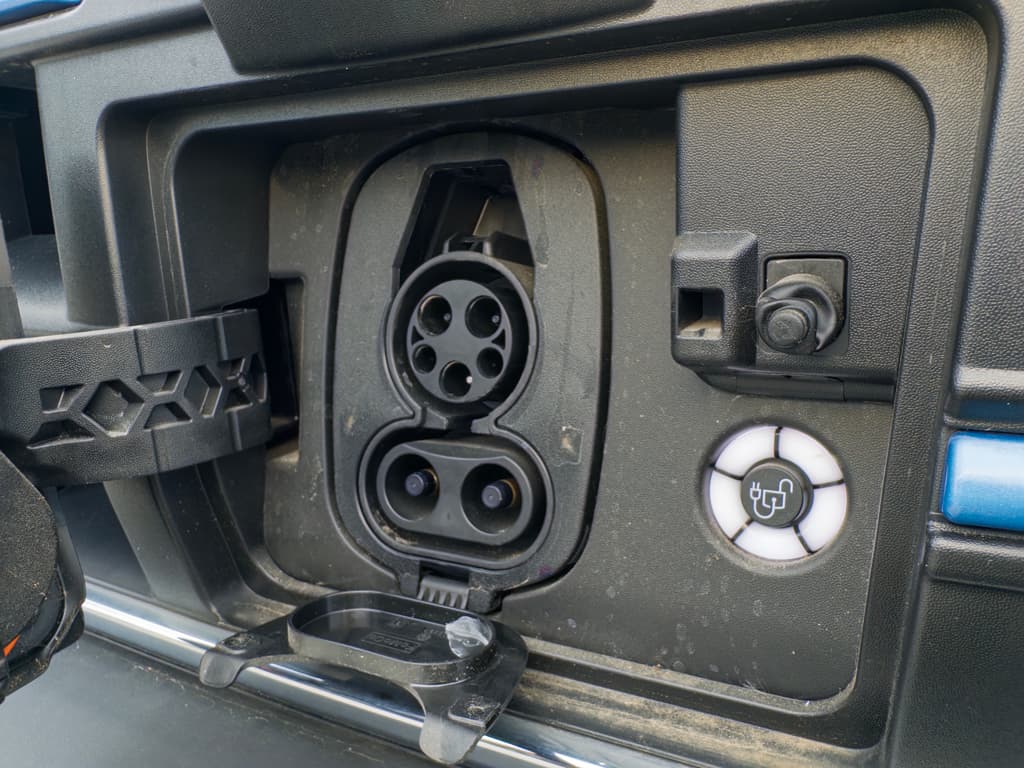 2024 Ford E-Transit view 5