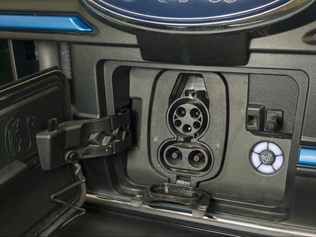 2024 Ford E-Transit view 6