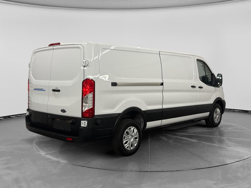 2024 Ford E-Transit view 3