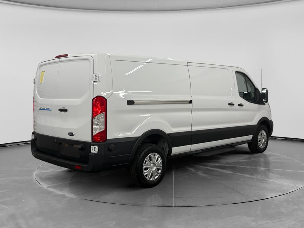2024 Ford E-Transit view 3