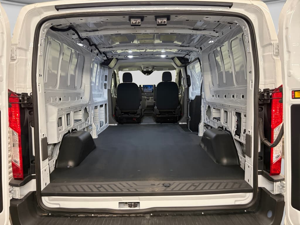2024 Ford E-Transit view 23