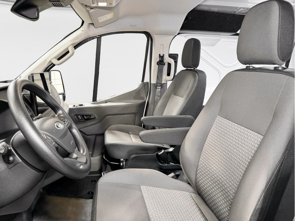 2024 Ford E-Transit view 19