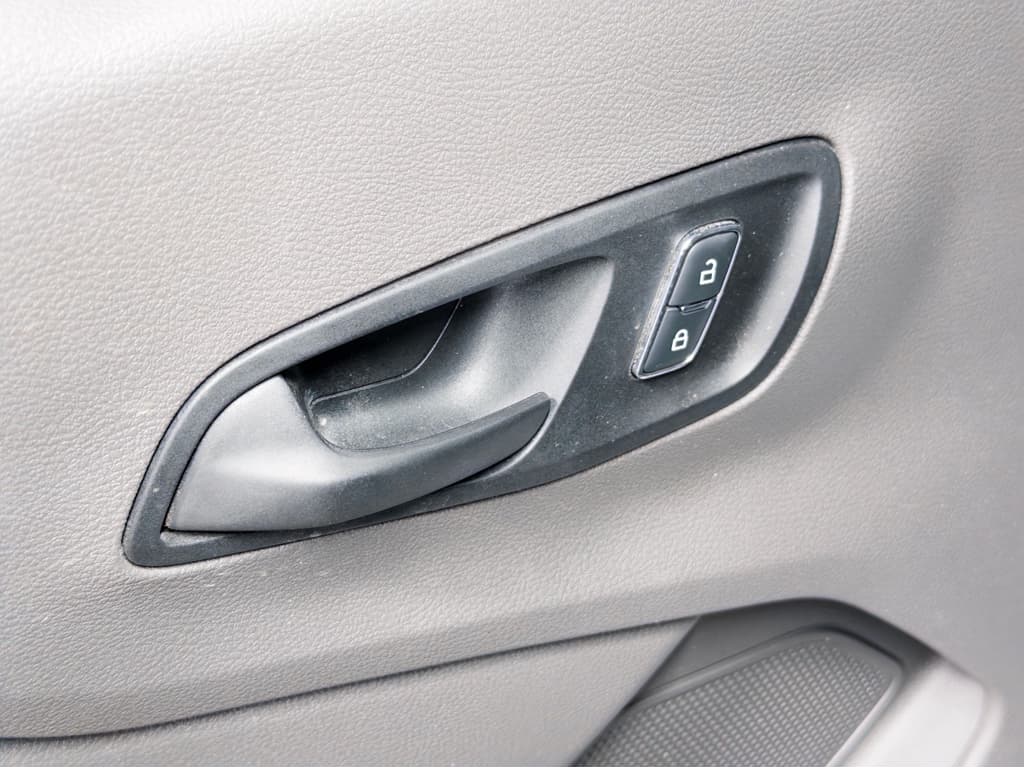 2022 Ford E-Transit view 7