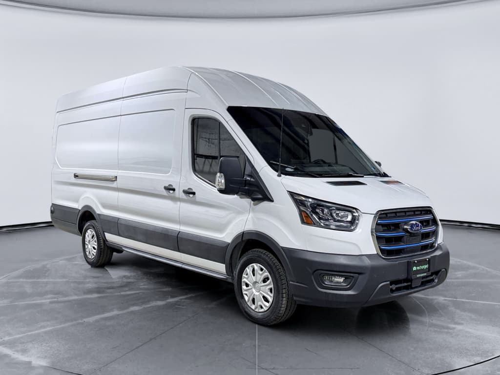 2022 Ford E-Transit view 4