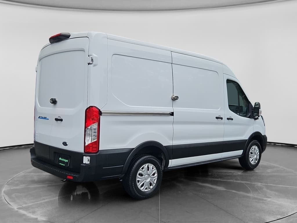 2022 Ford E-Transit view 3