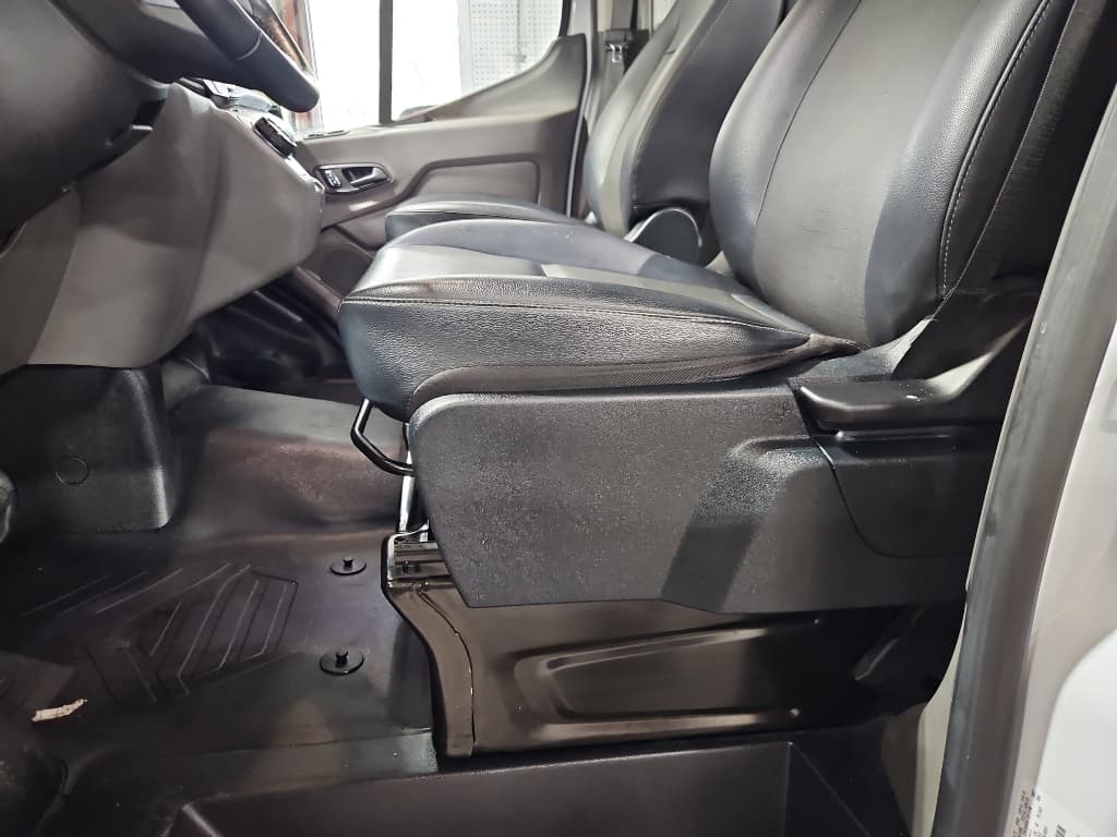 2022 Ford E-Transit view 6