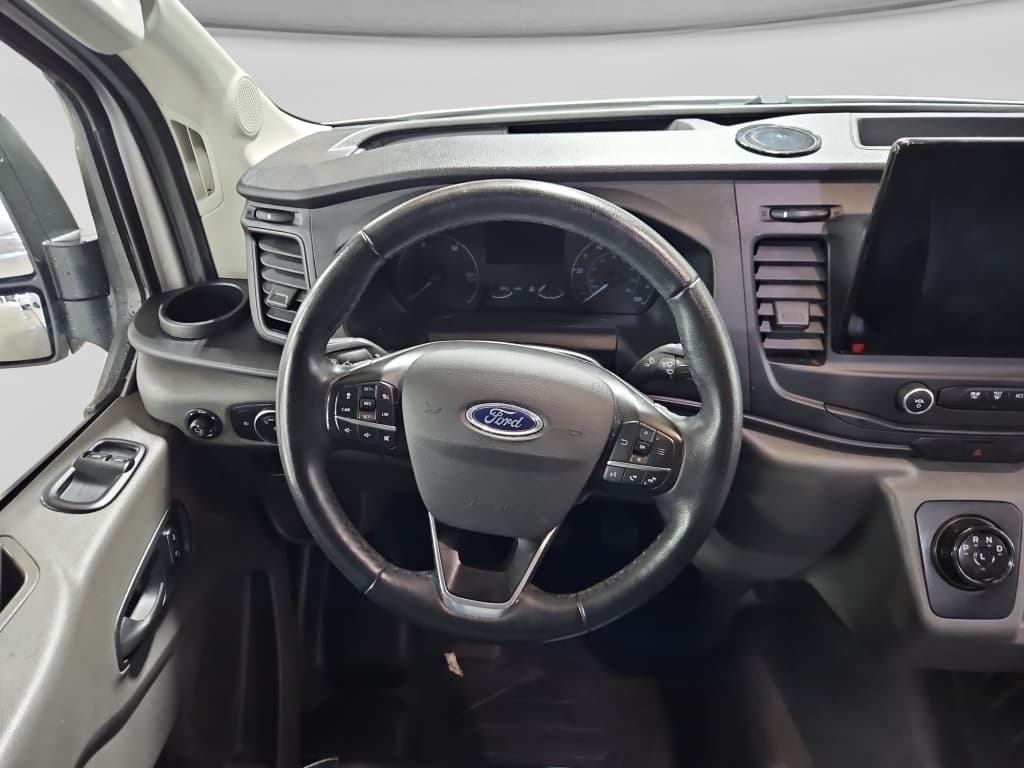 2022 Ford E-Transit view 7