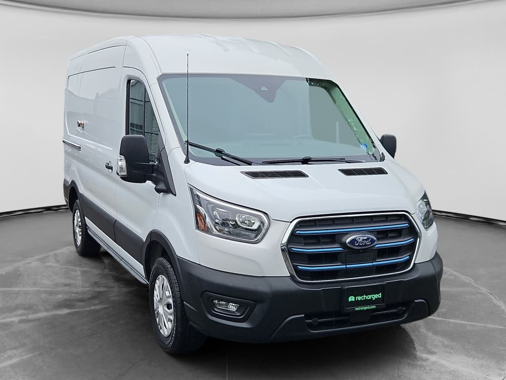 2022 Ford E-Transit view 4