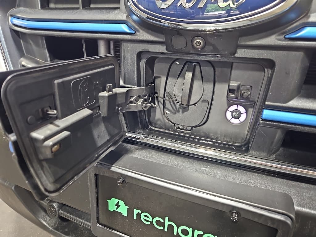 2022 Ford E-Transit view 5